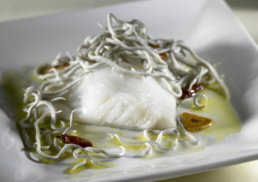 Bacalao al orio al horno con anguriñas