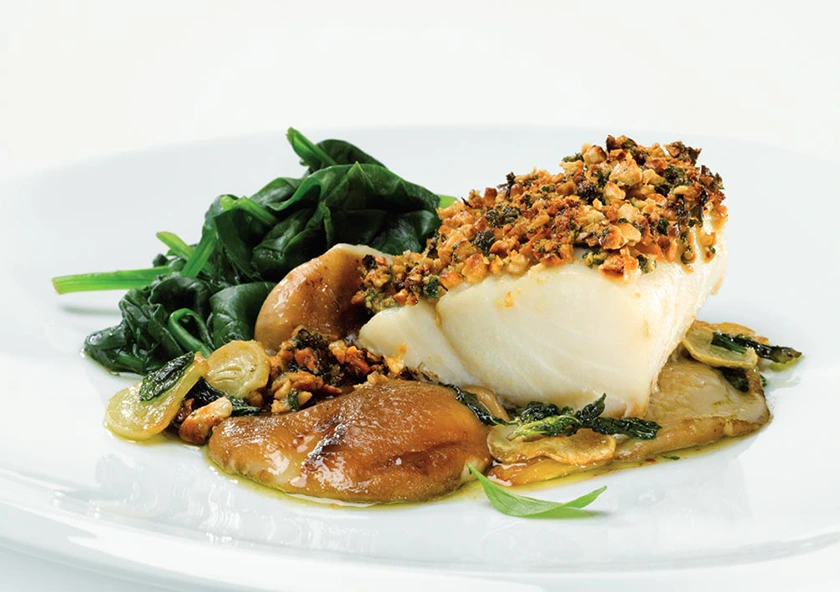 Bacalao con setas, espinacas y costra de anacardos