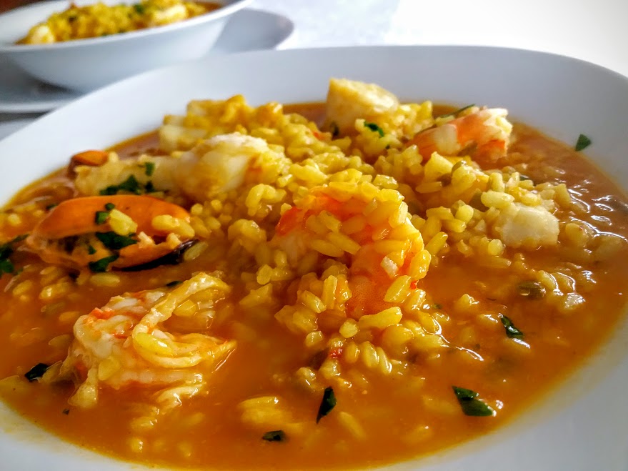 Arroz con merluza y langostinos