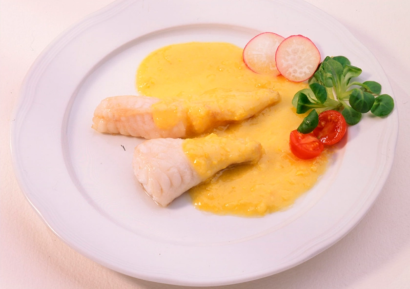 Filetes de rape en salsa de almendras y azafrán