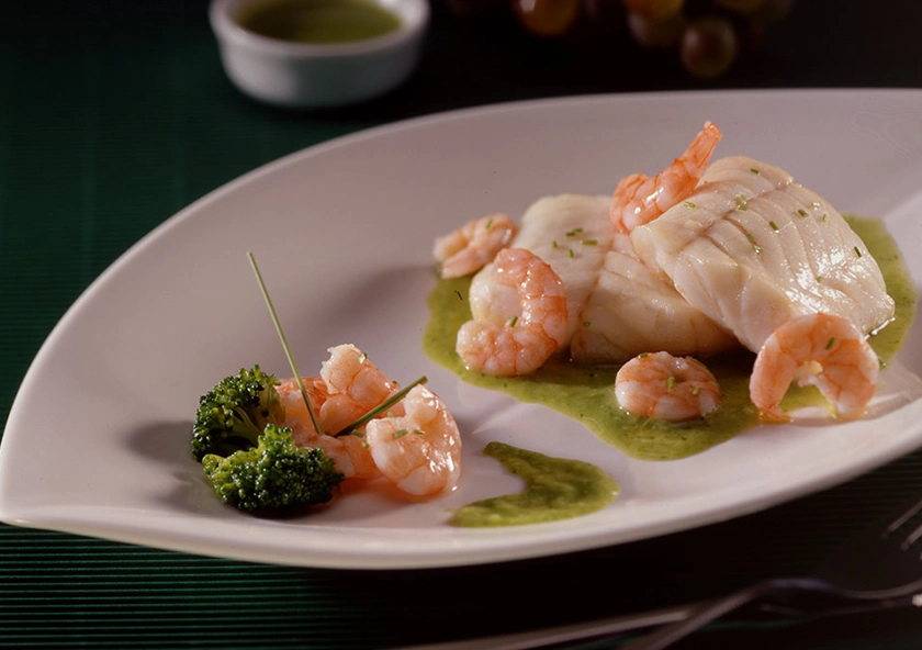Merluza a la plancha con gambas y crema de brócoli