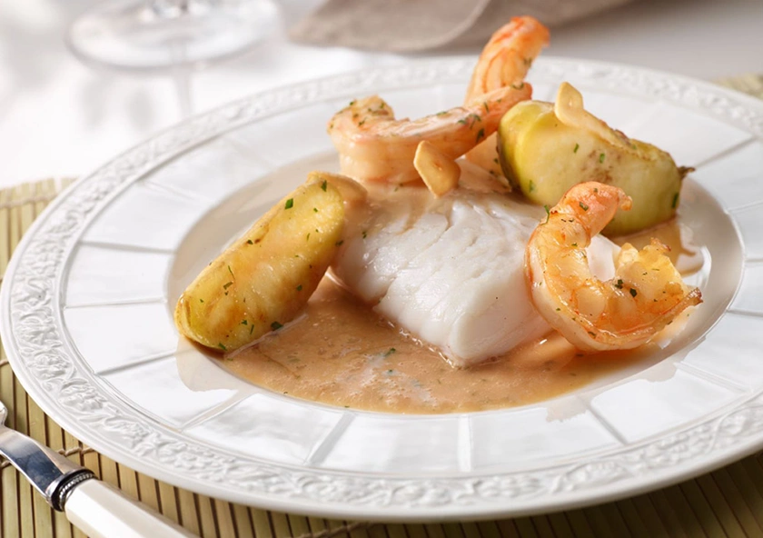 Merluza con langostinos y salsa de naranja