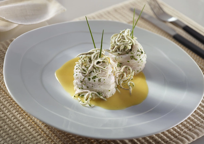 Merluza rellena de anguriñas con salsa de cítricos
