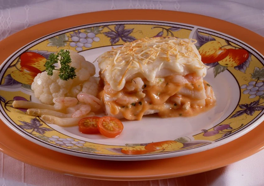 Merluza rellena de gambas, espárragos y bechamel