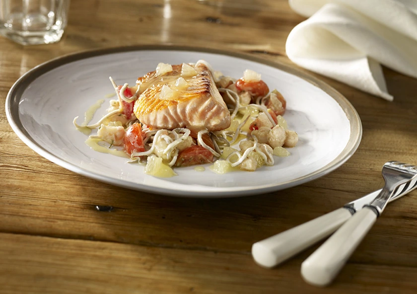 Salmón a la plancha con salteado de langostinos y anguriñas
