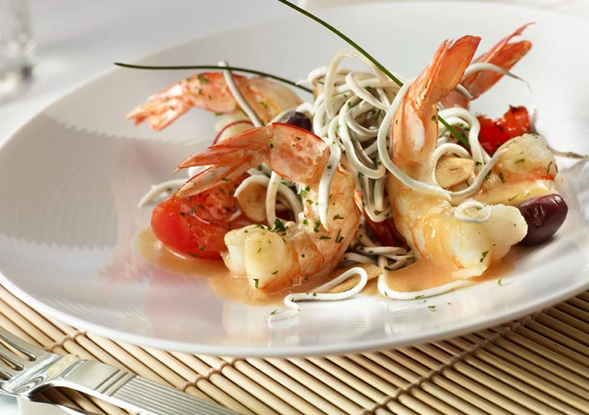 Salteado de langostinos y anguriñas