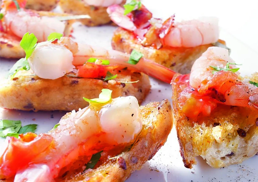 Tostas de pan con tomate y langostinos