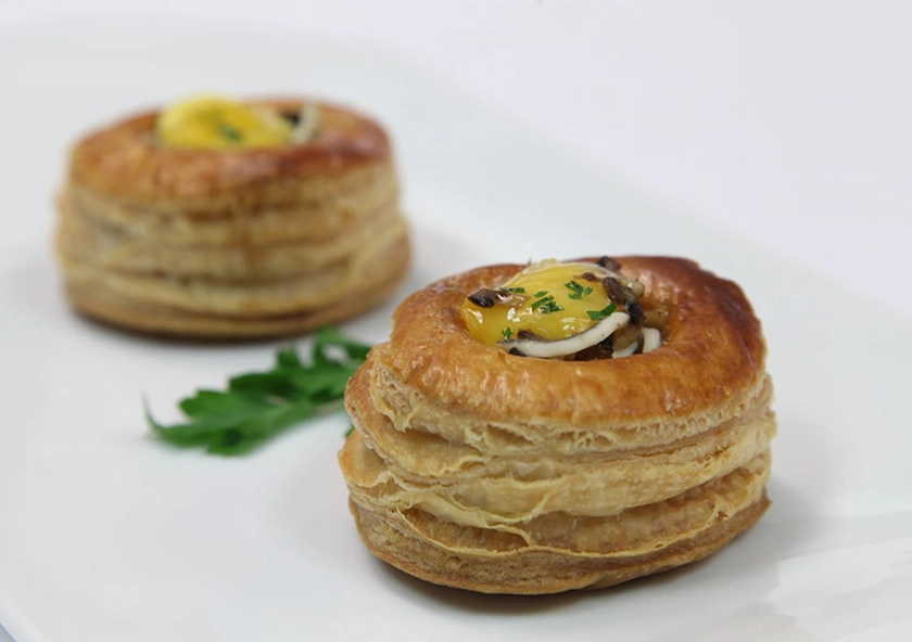 Volovanes rellenos de anguriñas y setas