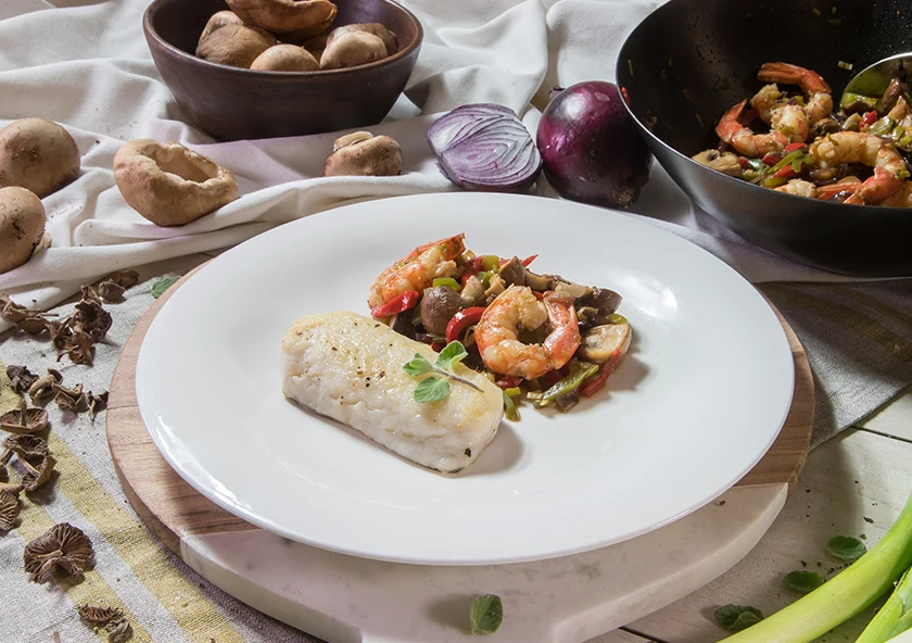 Merluza con wok de setas y gambones