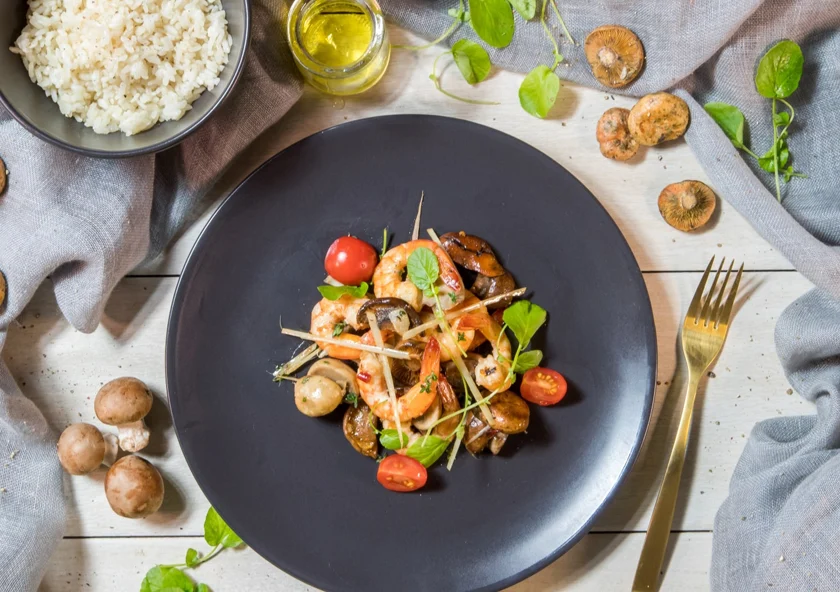 Langostinos con Setas y Hierba Limón