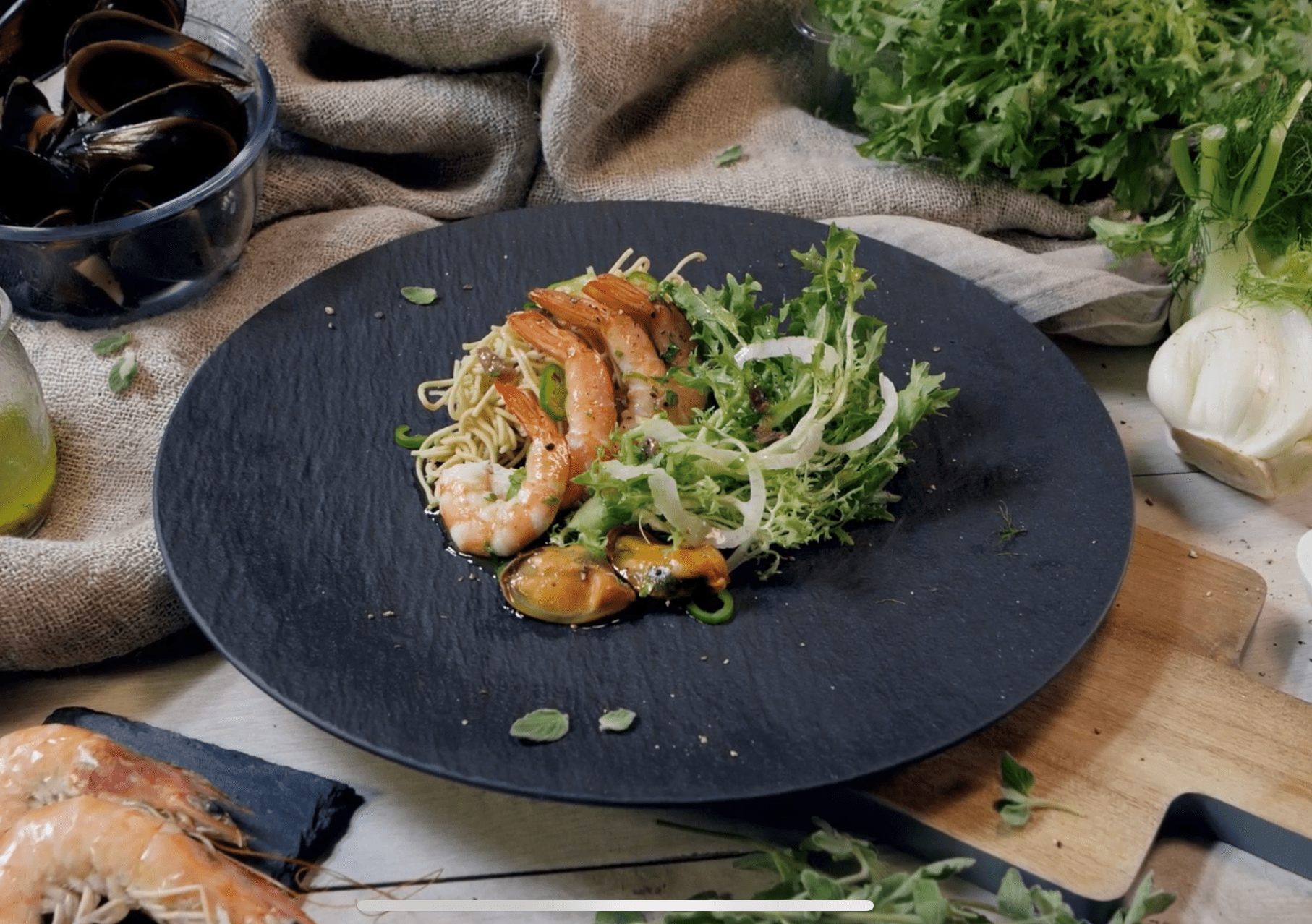 Ensalada de langostinos, mejillones y anchoas