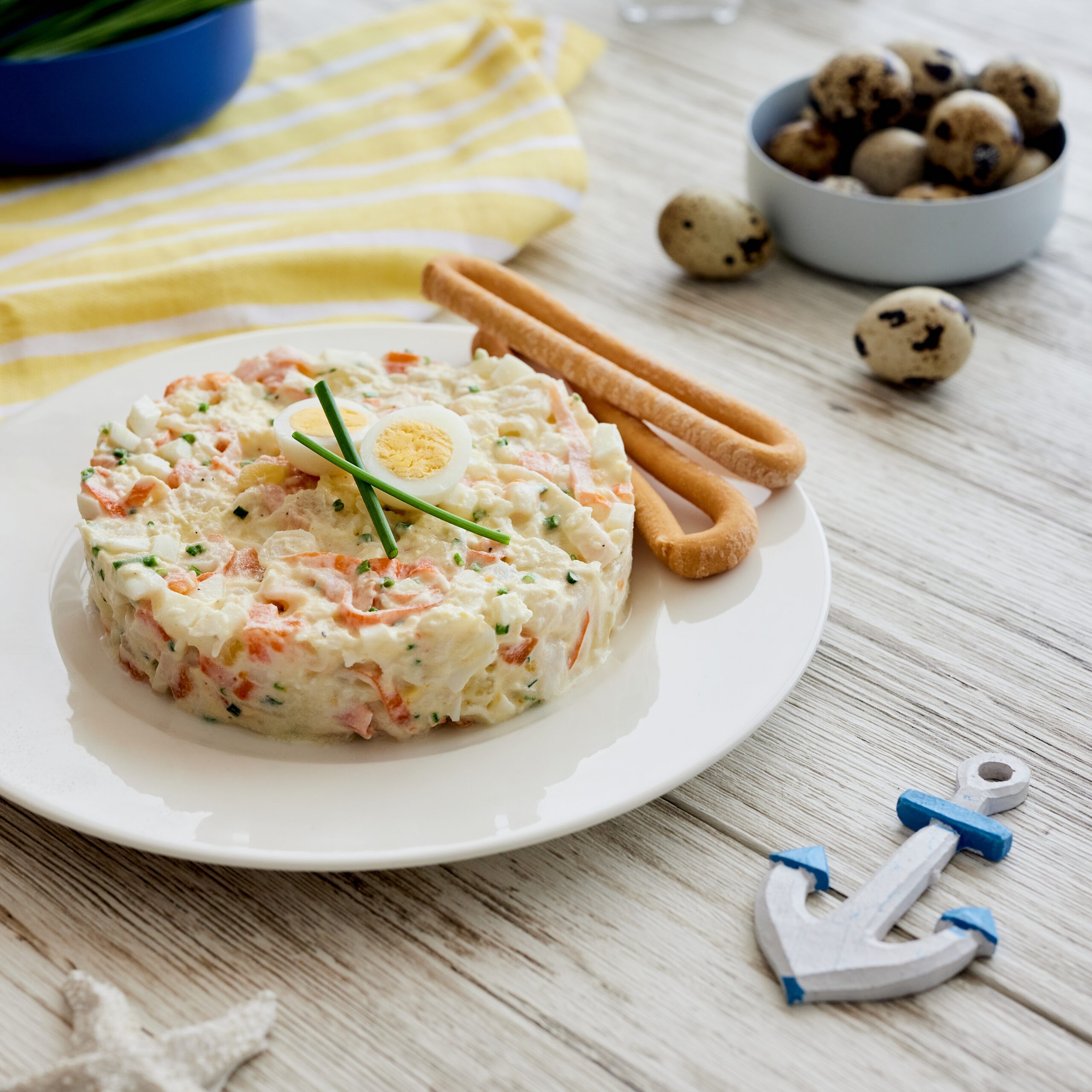 Ensaladilla de merluza y palitos de mar con salsa de yogur