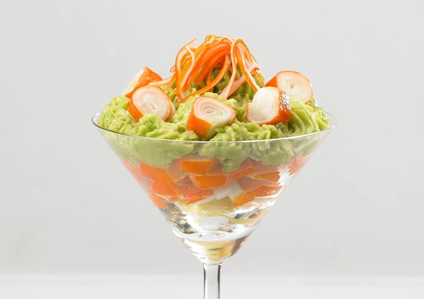 Cóctel de surimi, mango y crema de aguacate