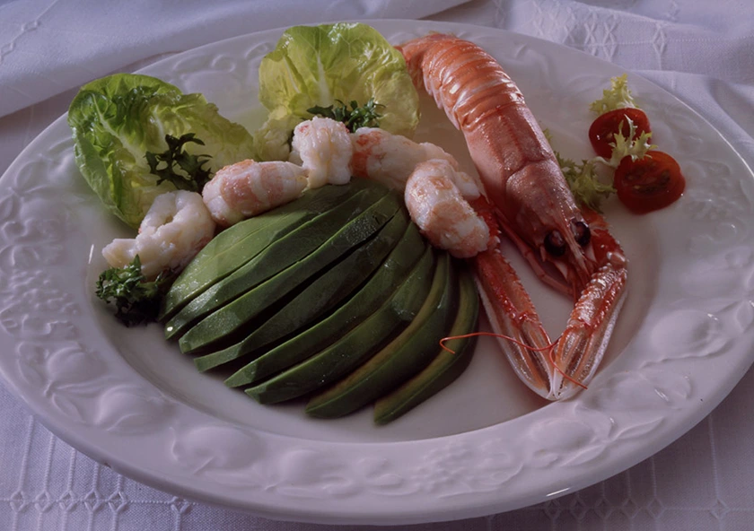 Ensalada de aguacate con langostinos y cigalas