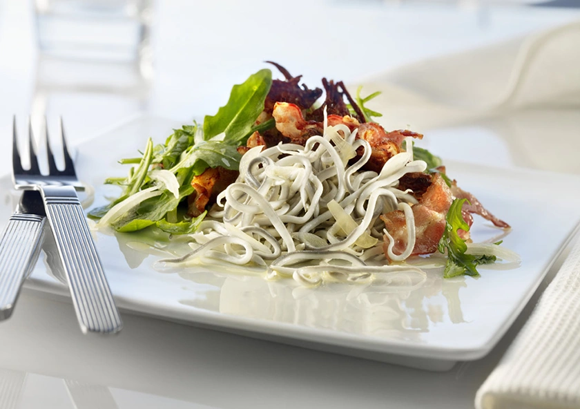 Ensalada de anguriñas al ajillo con gambas