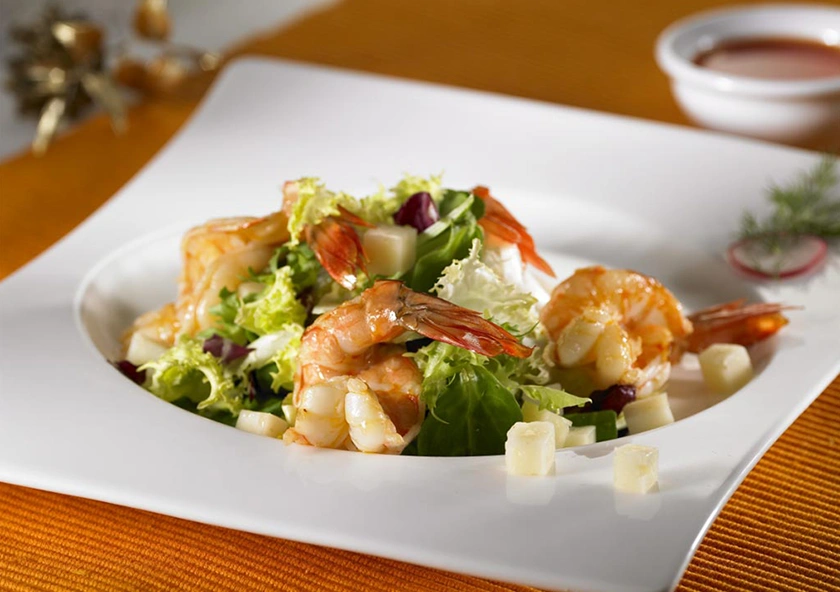 Ensalada de langostinos y surimi