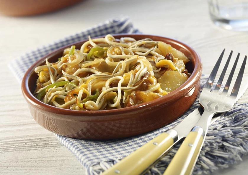 Revuelto de anguriñas con patatas y pimientos