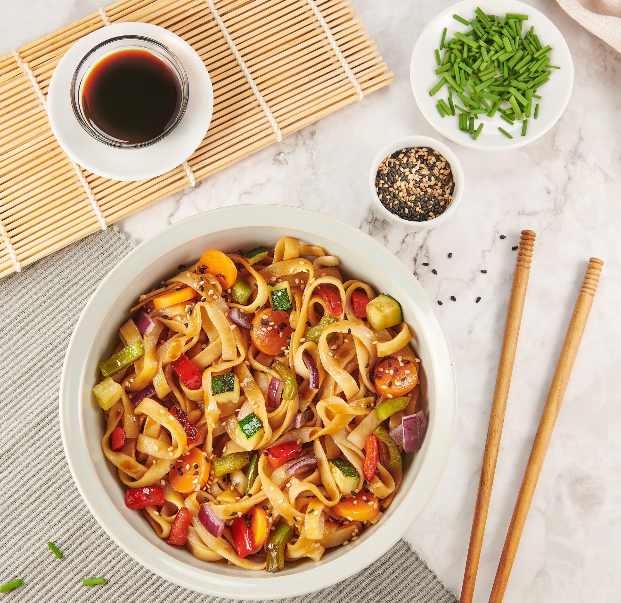 Wok de tallarines de salmón con soja