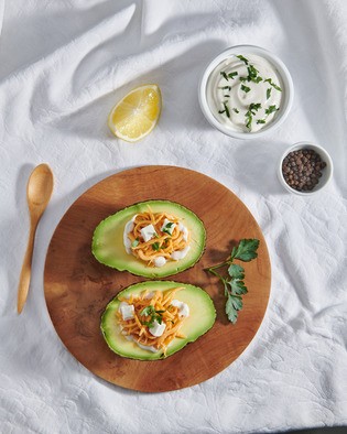 Aguacates Rellenos de Langostinos y Anguriñas