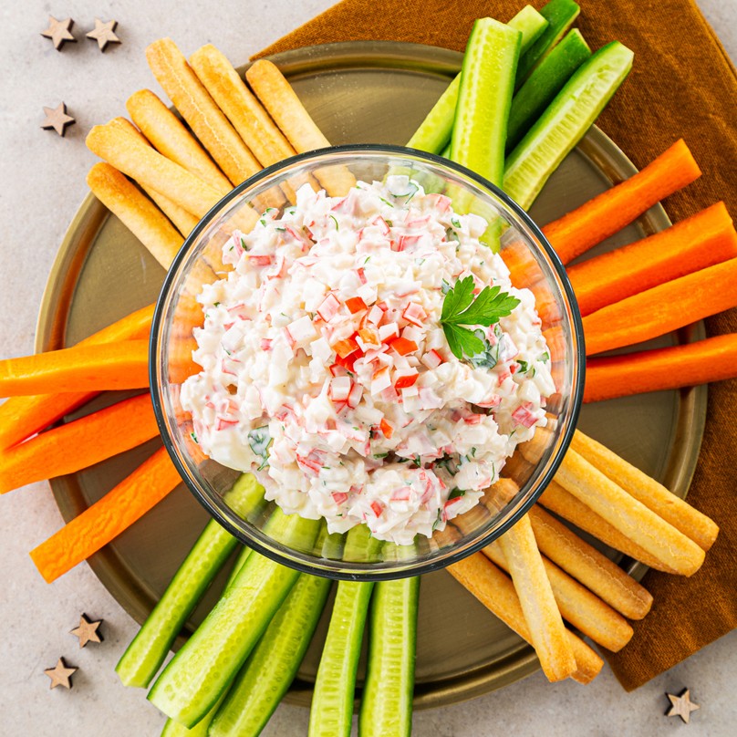 Ensaladilla de rollitos de mar con crudités y mini colines