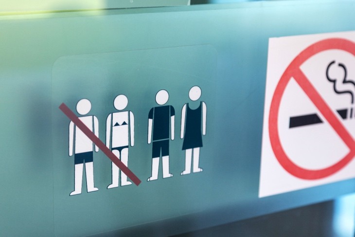cartel derecho de admisión de dress code